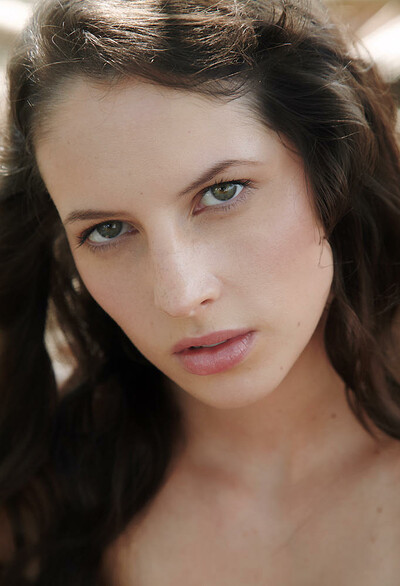 Model Kamlyn in Foinikas